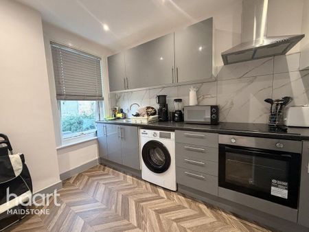 1 bedroom in a house share to rent - Photo 2