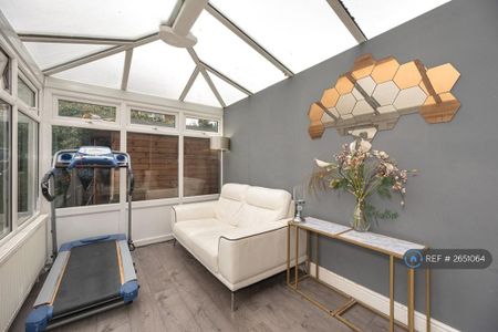 4 bedroom semi-detached house to rent - Photo 5