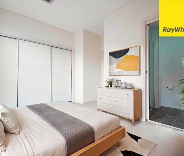 CONTEMPORARY THREE BEDROOM TOWNHOUSE IN MOST SOUGHT AFTER LOCATION - Photo 3