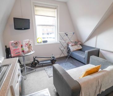 3 Bedroom Flat To Rent in Lansdowne - £1,350 pcm Tenancy Info - Photo 6