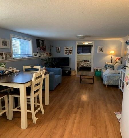 Upper Unit – Beautiful Carriage Home - Photo 2