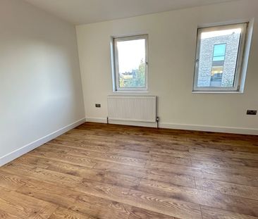 3 Bed Terraced House, Castle Close, E9 - Photo 6