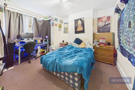 5 bedroom House To Let - Photo 5