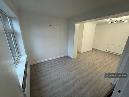 4 bedroom semi-detached house to rent - Photo 4