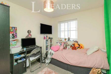 3 bedroom house to rent Wedgewood Drive, Harlow, CM17 - Photo 4