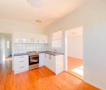 Cozy 3-Bedroom Home Near Rutherford Shopping Centre - Photo 6