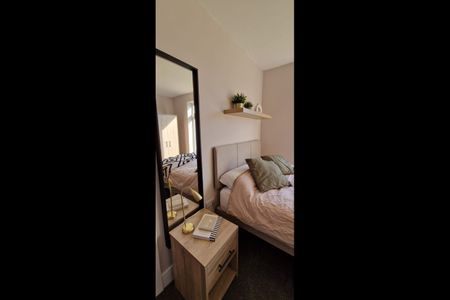 4 Bed Semi-Detached House, Beeston Road, NG7 - Photo 3