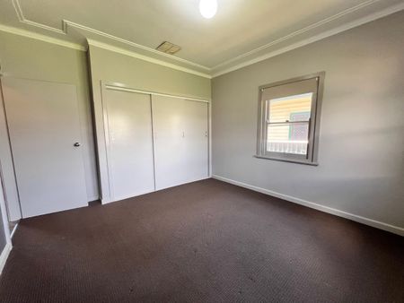Charming 3-Bedroom House in West Tamworth - Photo 5