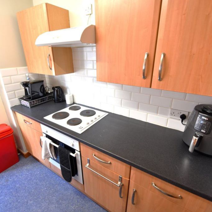 2 bedroom Flat in Flat C, Leeds - Photo 1