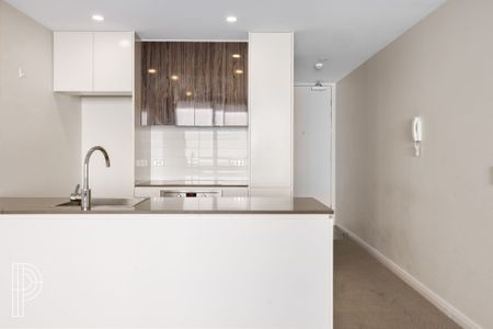 Beautifully presented apartment in a fantastic location - Photo 3