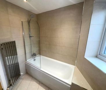 3 bedroom mews to rent - Photo 5