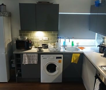 Room in a Shared House, Greenside Road, CR0 - Photo 3