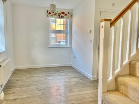 4 bedroom Four Bedroom Detached Property to rent - Photo 4