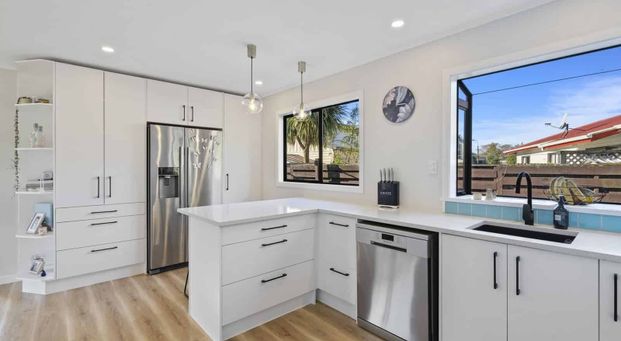 Spacious and modern 3 bedroom family home in Totora Park - Photo 1