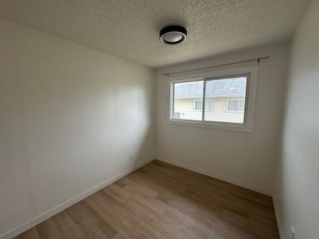 Pet Friendly, 3 Bedroom 4plex in desirable Eastview!! - Photo 3