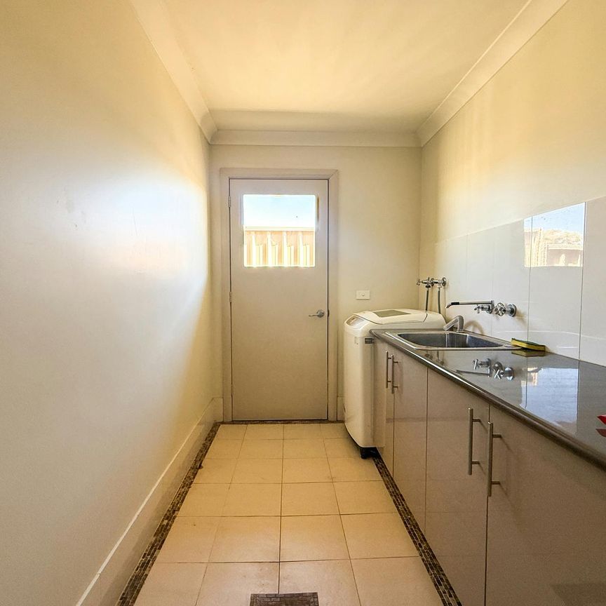 Fully Furnished Family Home - Photo 1