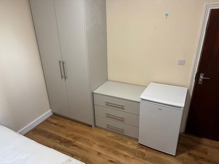 Room in a Shared House, Balmoral Road, NW2 - Photo 4
