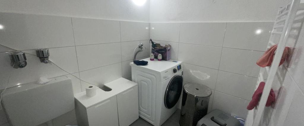 große Wohnung mit renoviertem Badezimmer und Balkon! - Photo 1