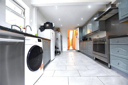 1 bedroom in a house share to rent - Photo 2