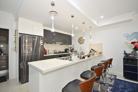 Modern Townhouse with Two Kitchens - Photo 4