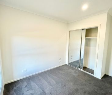 Contemporary 4-Bedroom Family Home Overlooking Park & Waterway - Photo 3