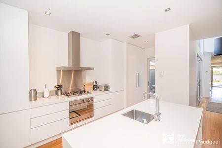 CENTRALLY LOCATED PRIVATE RESIDENCE, FULLY FURNISHED & SERVICED WEEKLY - Photo 5