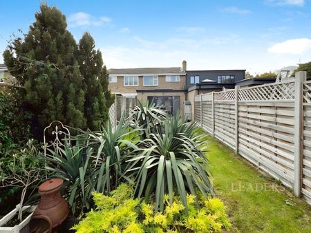 3 bedroom mid-terrace to rent Coombelands, SG8 - Photo 4