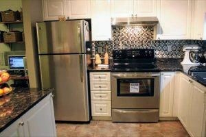 $1400 / 1br – 835ft2 – Spacious 1 Br + Den Condo in Melrose Place (Surrey West) - Photo 4