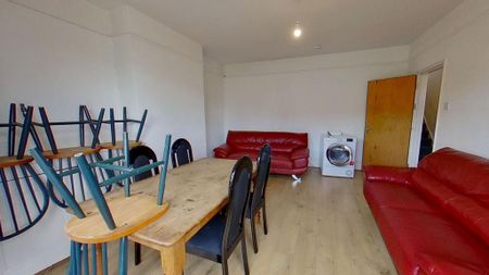 5 bedroom semi-detached house to rent - Photo 2