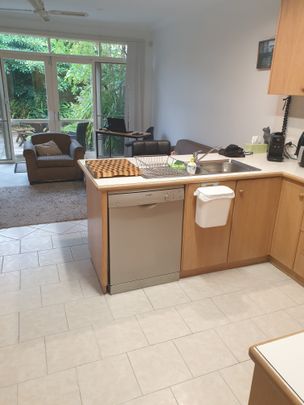 Surrey Hills - Photo 1