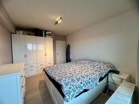 Volledig gerenoveerd tweeslaapkamer appartement te huur - Photo 2