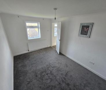 4 bedroom semi-detached house to rent - Photo 3