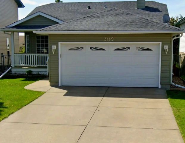 Cozy 4 Bed 3 Bath in Quiet Neighborhood — 4 Bedrooms House - Photo 1
