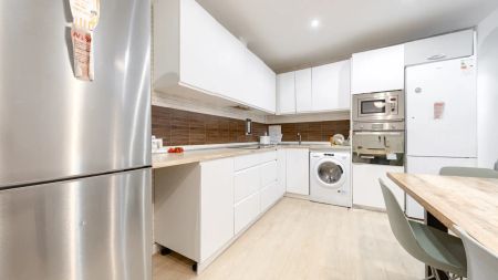 Room in a shared 12-bedroom apartment for rent in Bellas Vistas, all bills included - Foto 5