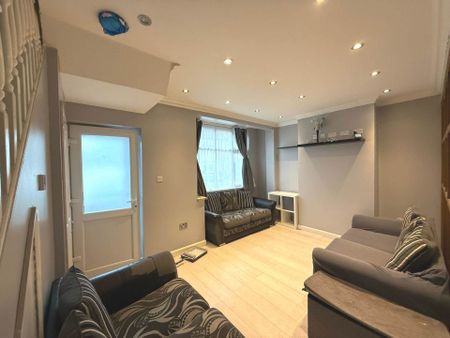 Guide Price £2,500 pcm - Available Now - Part Furnished - Photo 4