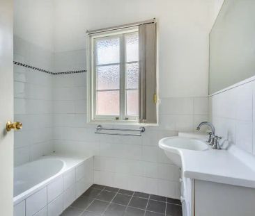 “This recently renovated duplex will not last long! Located conveni... - Photo 6