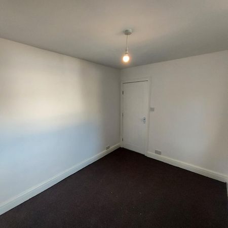 4 bedroom semi-detached house to rent - Photo 4