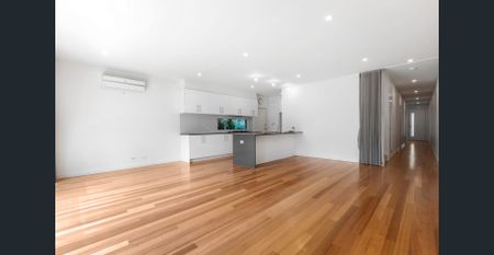 Modern Family Living in Quiet Street - Photo 4