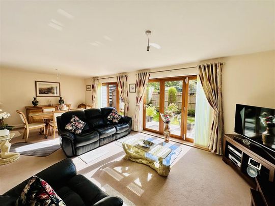 3 bedroom semi-detached house to rent - Photo 1