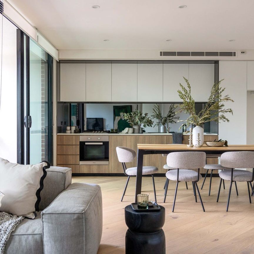Oversized house-like apartment in heart-of-village setting - Photo 1