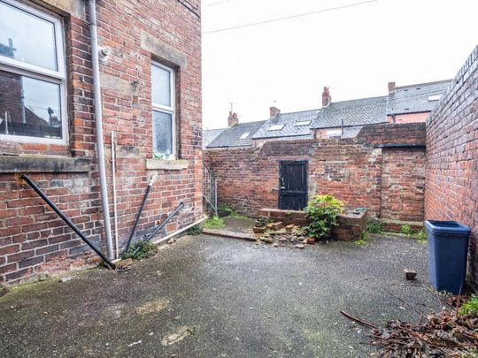 2 bedroom ground floor flat to rent - Photo 1