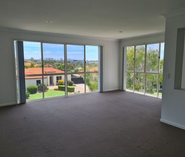 SPACIOUS FOUR BEDROOM FAMILY HOME LOCATED IN THE PRESTIGE 'SOMERSET... - Photo 6