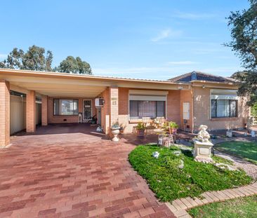 Family Home 3 or 4 Bedrooms | 3 Spacious Living Areas - Photo 6