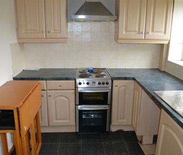 3 Beds - Semi-detached house - - Photo 2