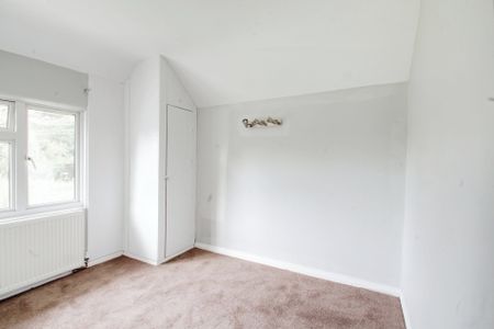 5 bed detached house to rent in Syke Cluan, Richings Park, SL0 - Photo 2