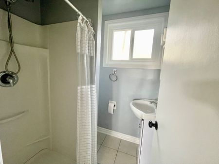 For Lease - 1463 Stoneybrook Crescent Unit# Lower, London North, Ontario - Photo 4