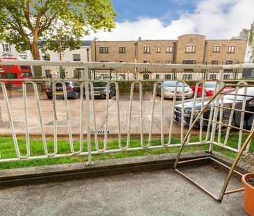 3 Bedroom, 1 bath, 1 reception Flat - Photo 6