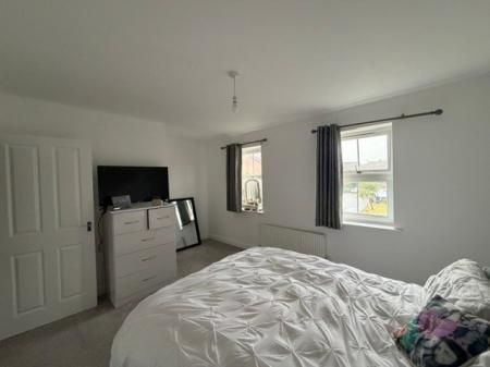 3 bedroom Semi-detached house To Let - Photo 5
