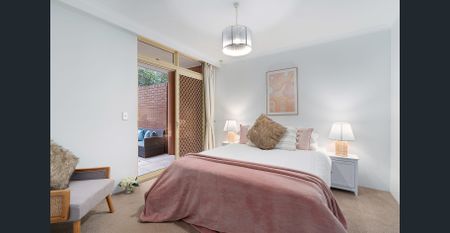 Elegant courtyard apartment in enviable location - Photo 3