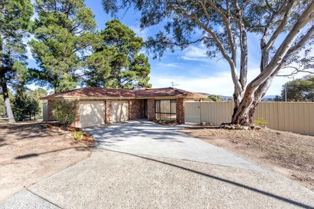 Newly updated 3 Bedroom 2 Bathroom 2 Car Garage close to Canberra... - Photo 4